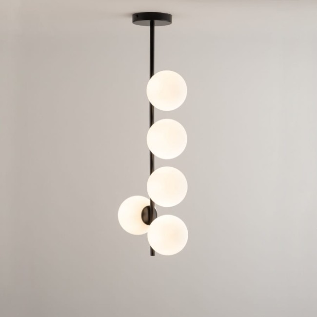 Lampa sufitowa pionowa, mleczne klosze -  Koral 5 33640 (2).jpg