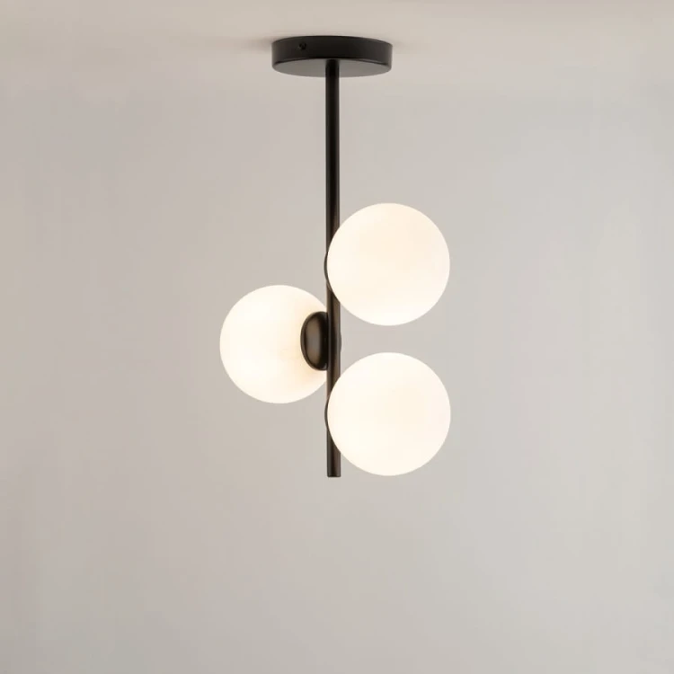 Pionowa lampa sufitowa, trzy białe klosze Koral 5 33638 (2).jpg