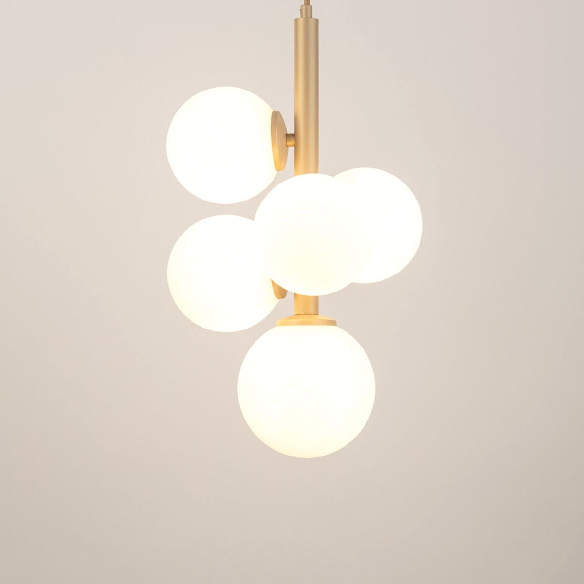 lampa wisząca pionowa pięć białych kul Perla 5 złota.jpg