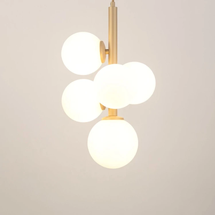 lampa wisząca pionowa pięć białych kul Perla 5 złota.jpg