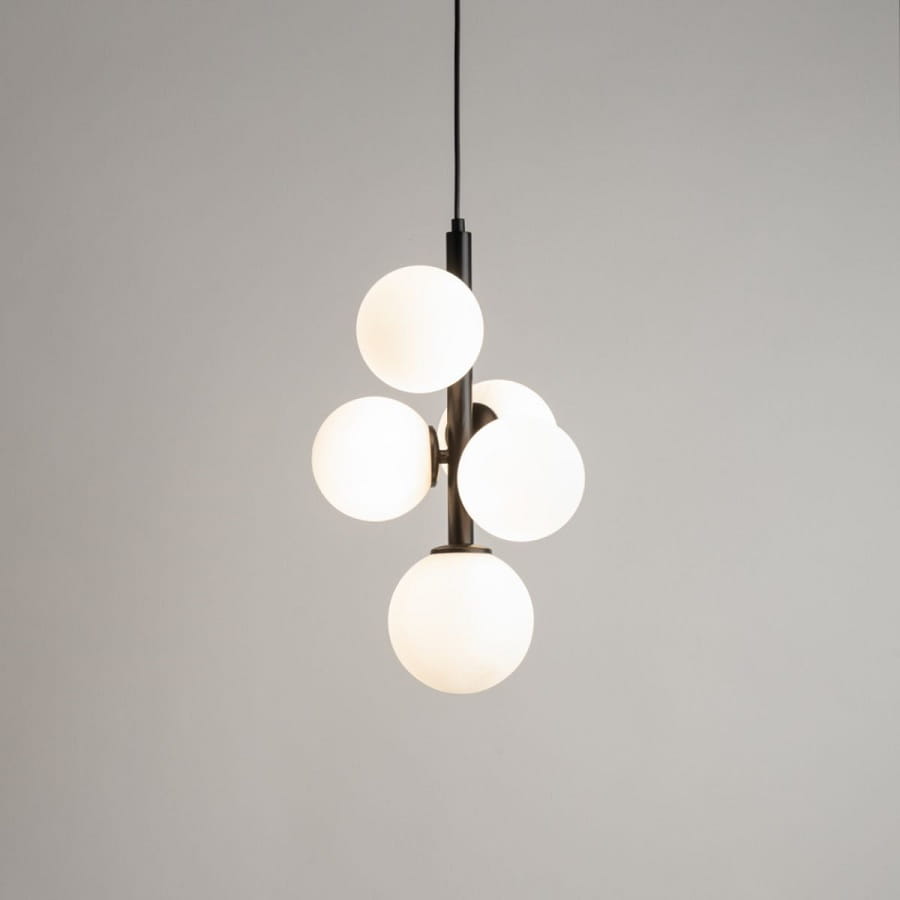 Lampa wisząca pionowa - czarna Perla 5 do salonu, białe klosze.jpg