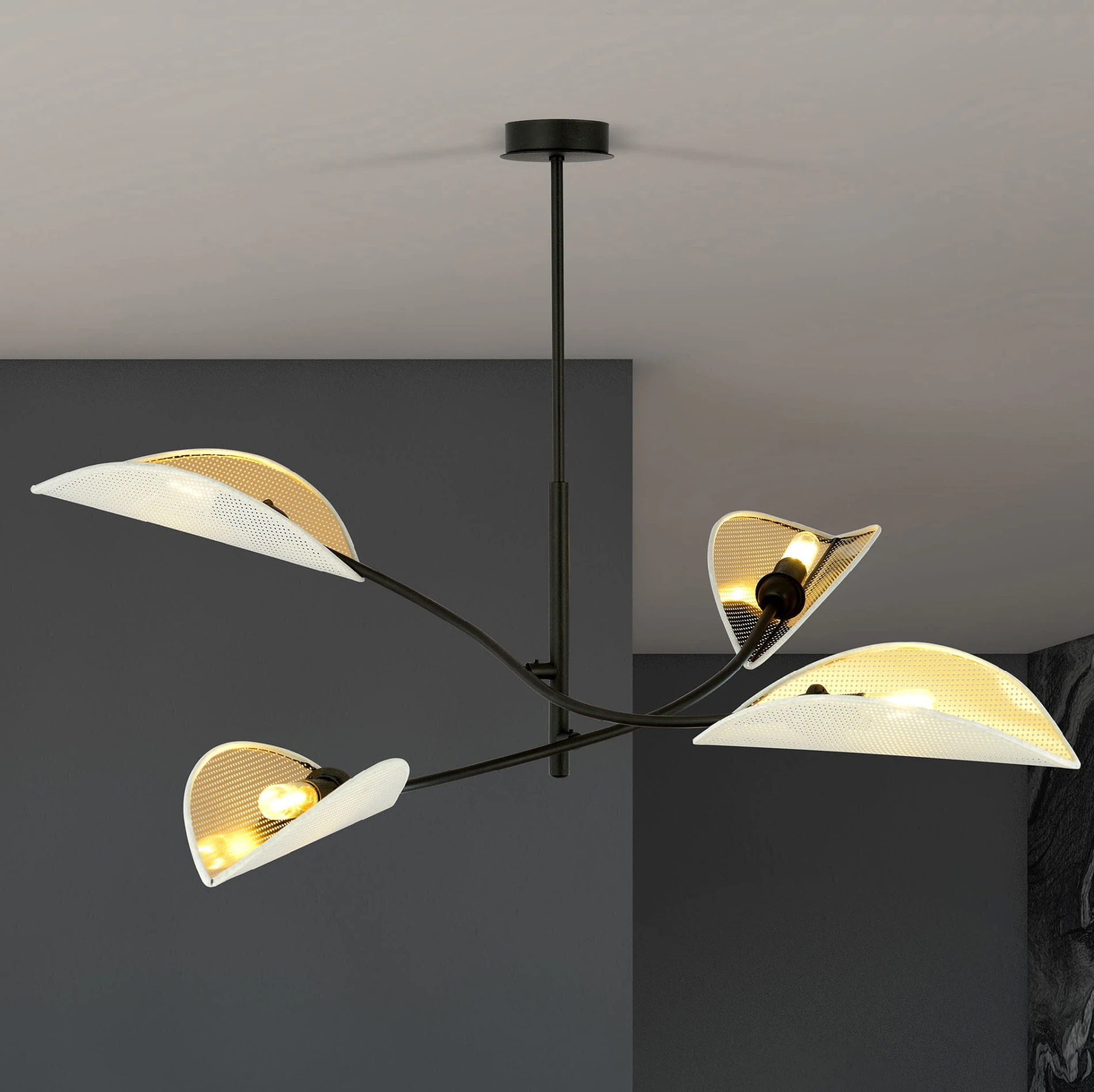 Lampa sufitowa do nowoczesnego salonu - Lotus WH 4,  biało - złota aranżacja.jpg