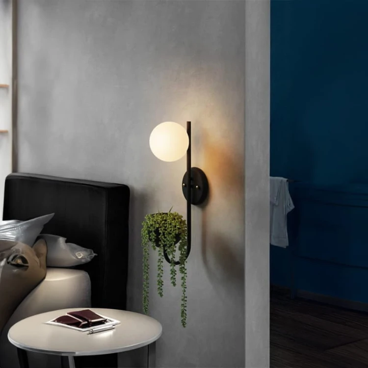 herbarium kinkiet - kinkiet czarny z biała  kula i kwietnikiem aranżacja.jpg