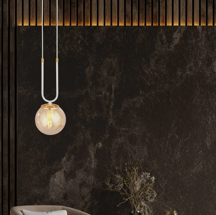 Glam 1 White - lampa wisząca glamour, klosz bursztynowy - aranżacja.jpg