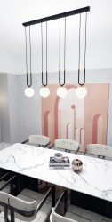 Glam 4 Black - nowoczesna lampa wisząca nad stół w jadalni, klosze białe aranżacje.jpg