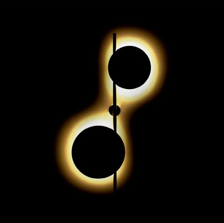 Pero 2 – designerski kinkiet, kolor biały, wysokość 81cm, dwa klosze aranżacja.jpg