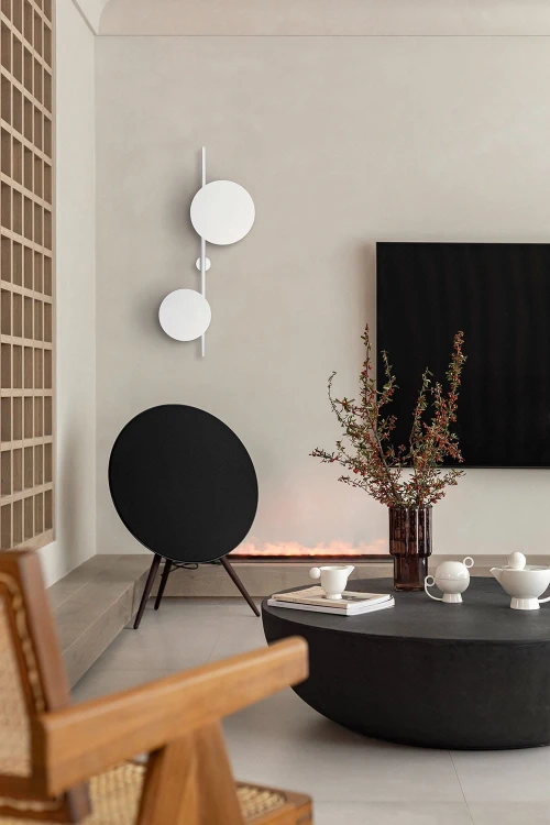 Pero 2 – designerski kinkiet, kolor biały, wysokość 81cm, dwa klosze wizualizacja.jpg