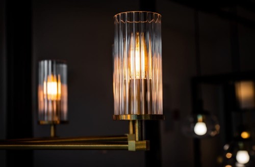 Hampton 74 – duży żyrandol do eleganckiego salonu aranżacja nocna.jpg