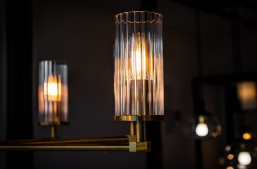 Hampton 62 żyrandol do pokoju dziennego w stylu glamour aranżacja noc.jpg