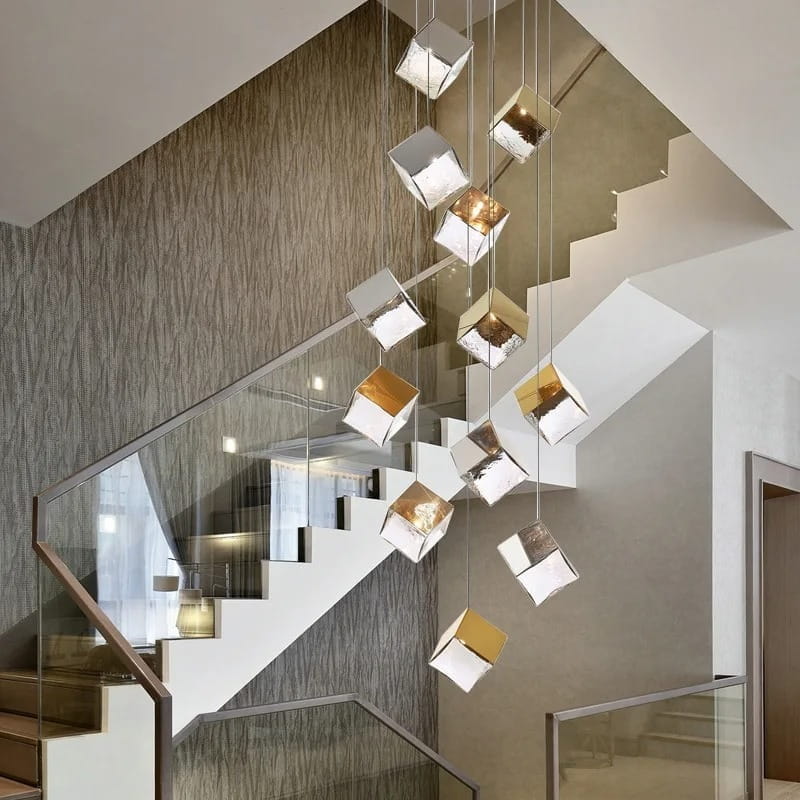 Fioda - lampa wisząca do antresoli, srebrne i złote sześciany.jpg