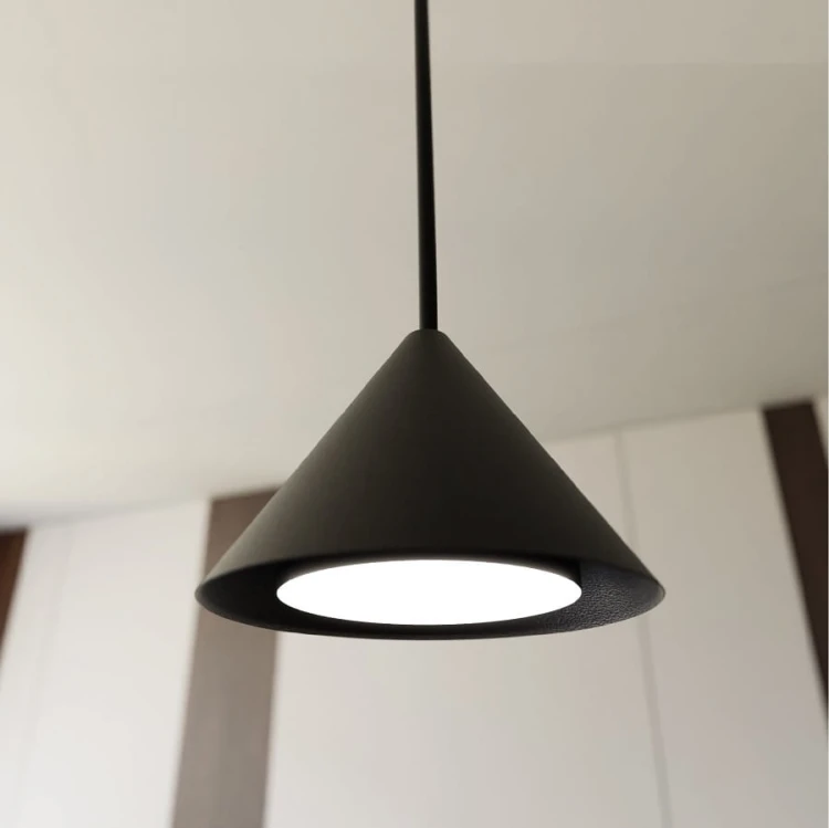 Elit Black 1 pojedyncza lampa wisząca w kolorze czarnym klosz aranżacja żarówka.jpg