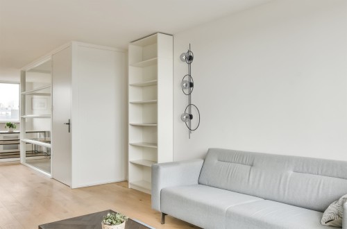 Nowoczesna lampa ścienna Astra 3 – kinkiet z trzema grafitowymi kloszami aranżacaj.jpg