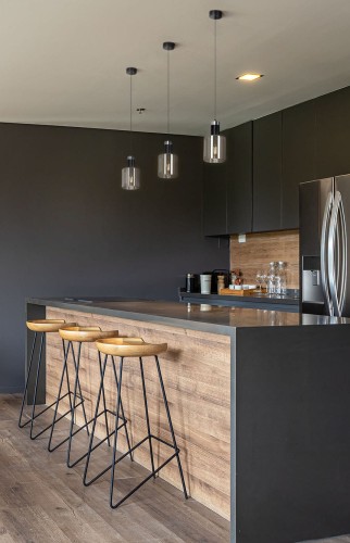 Pojedyncza lampa wisząca Brus 1 klosze grafitowe aranżacja.jpeg