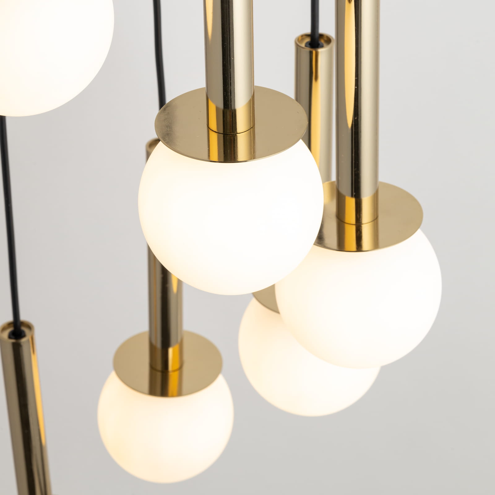 Daisy 7 złoto-biała spiralna lampa wisząca złota, klosze białe, lampa do wysokiego salonu, żyrandol do wysokiego salonu.jpg