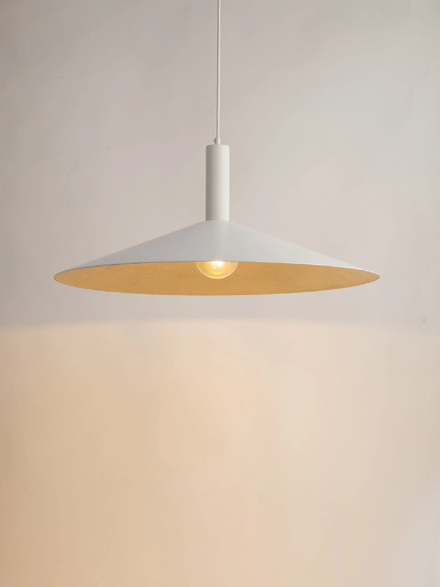 Capri 70 biało złota lampa wiszaca do kuchni stożek zloty w srodku, środek.jpg