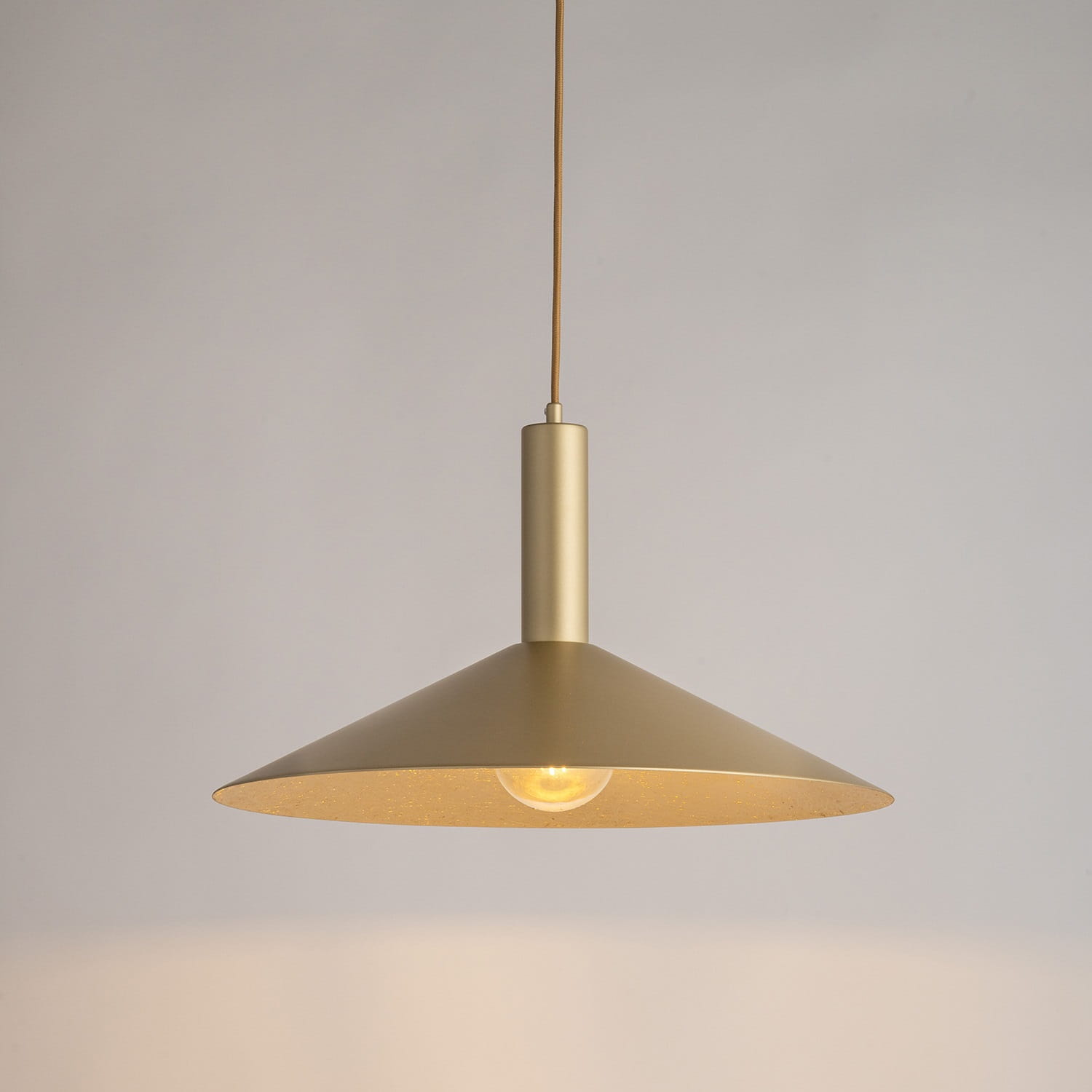 Capri 50 złota lampa wisząca do sypialni, złoty stożek klosz.jpg