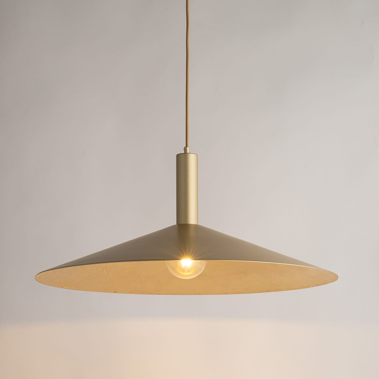 Capri 70 złota lampa wisząca do sypialni, złoty stożek klosz.jpg