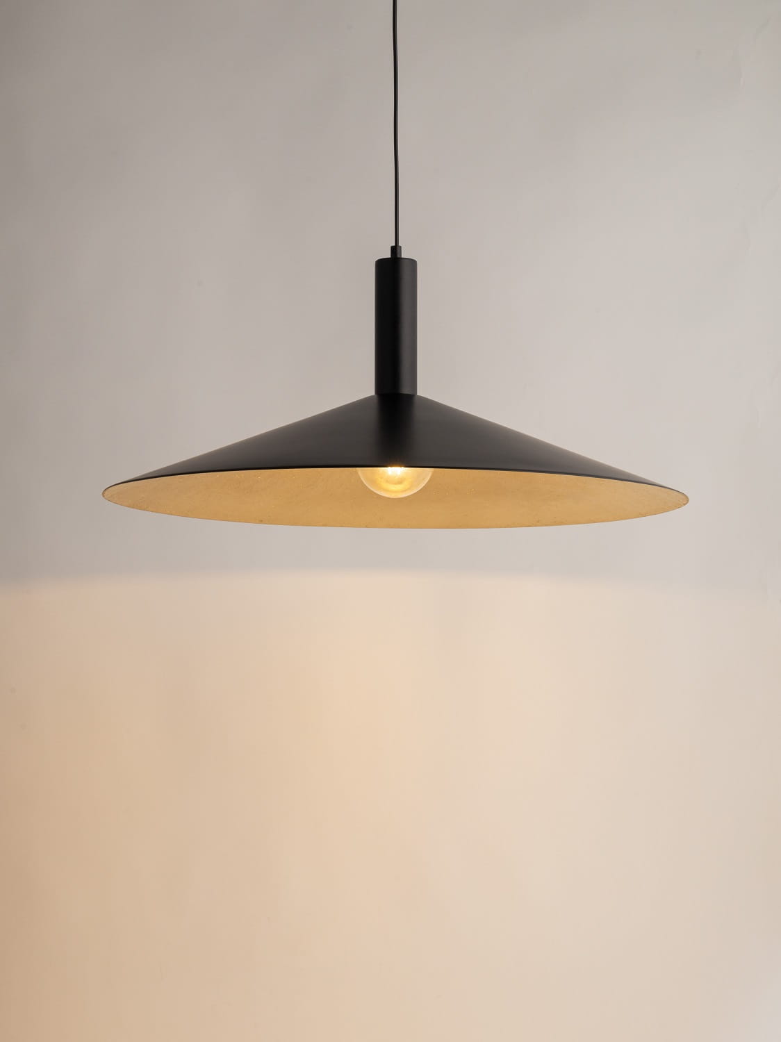 Capri 70 czarno złota lampa wisząca do nowoczesnych wnętrz.jpg