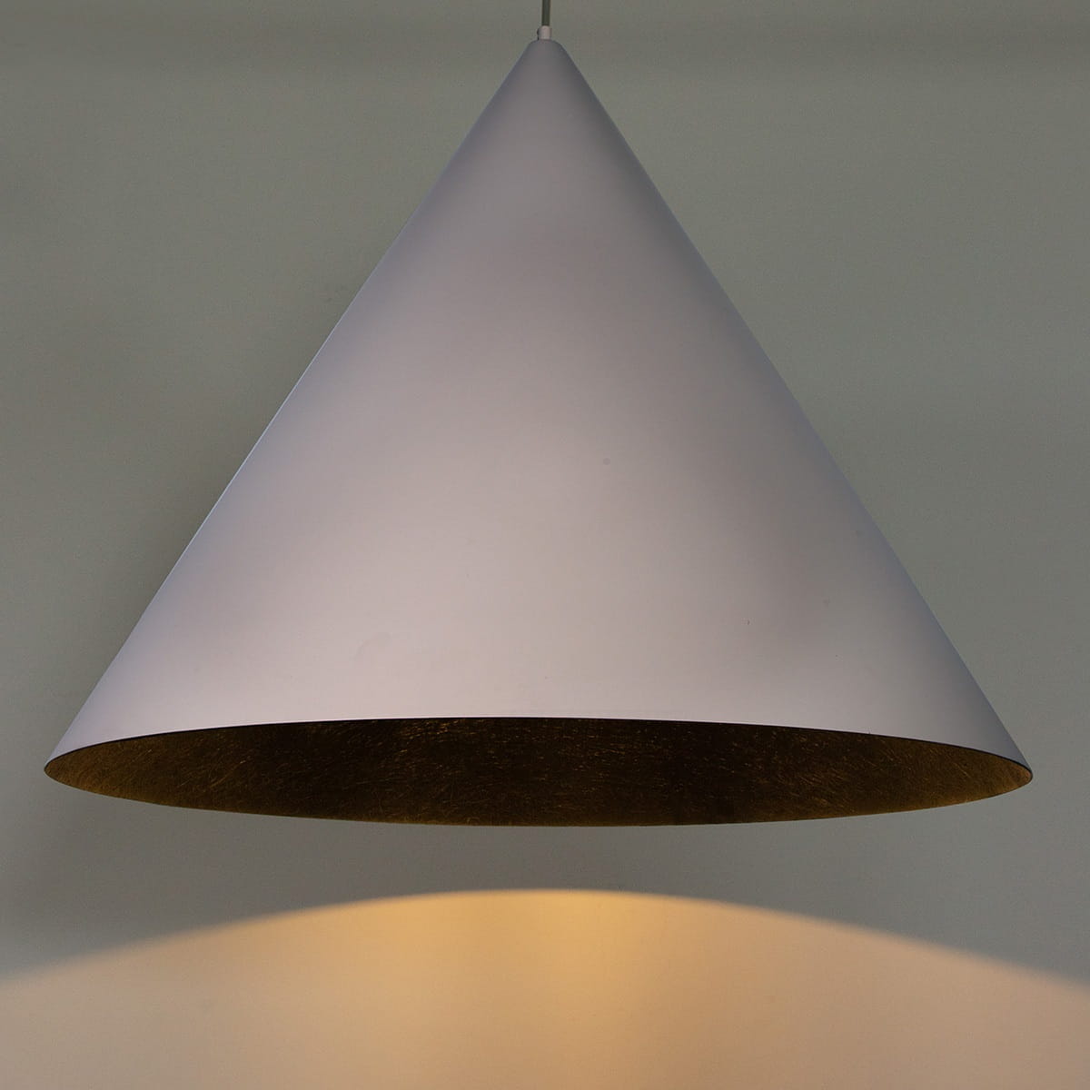 Vesuvio 70  taupe czarny duża lampa wiszaca stożek 70cm średnicy środek.jpg