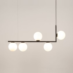 Andy 5 czarny- lampa wisząca liniowa z mlecznymi kloszami aranżacja zapalone klosze.jpg