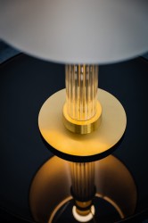 Hampton stołowa lampa luksusowa, biały abażur zapalona.jpg