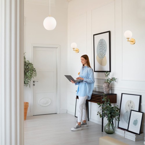 Złoty elegancki kinkiet,mosiądz, klosz ryflowany biały Paloma kinkiet biały aranżacja.jpg