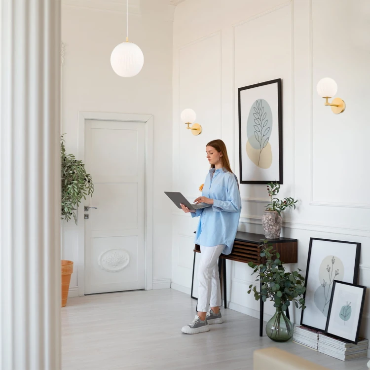 Złoty elegancki kinkiet,mosiądz, klosz ryflowany biały Paloma kinkiet biały aranżacja.jpg