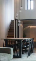 Spiralna, kaskadowa lampa wisząca Monza – sześć szklanych, okrągłych kloszy, grafit – nowoczesne oświetlenie do wysokich wnętrz aranżacja.jpg