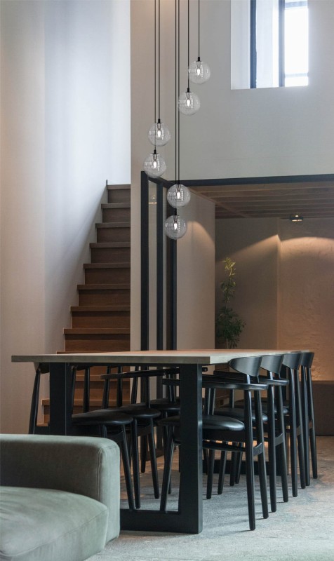 Spiralna, kaskadowa lampa wisząca Monza – sześć szklanych, okrągłych kloszy, grafit – nowoczesne oświetlenie do wysokich wnętrz aranżacja.jpg