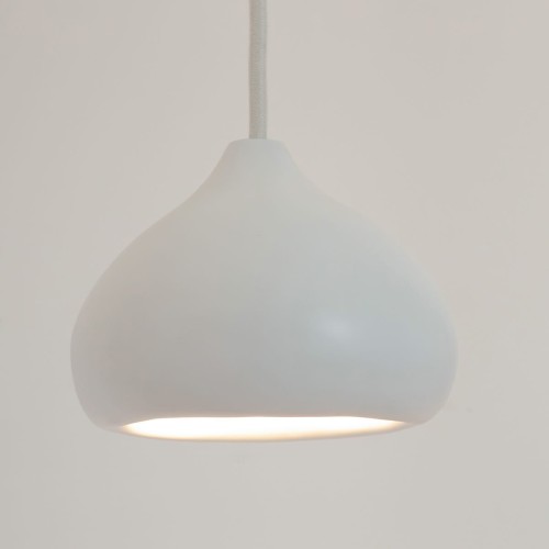 Lampa wisząca -MAURO  S 26cm, kolor biały, organic design w tylu Gaudiego zapalona.jpg