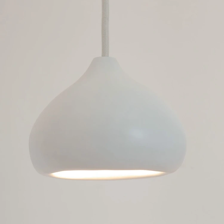 Lampa wisząca -MAURO  S 26cm, kolor biały, organic design w tylu Gaudiego zapalona.jpg