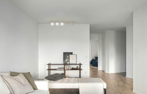 Listwa sufitowa z reflektorami i kloszami Aspa 80 beżowa aranżacja.jpg