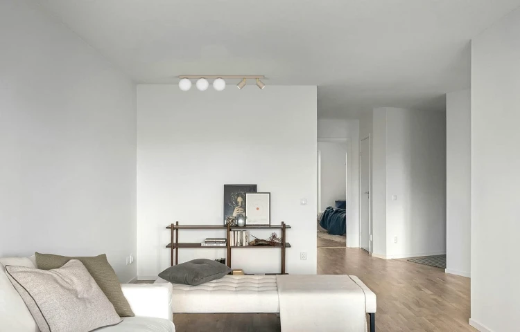 Listwa sufitowa z reflektorami i kloszami Aspa 80 beżowa aranżacja.jpg