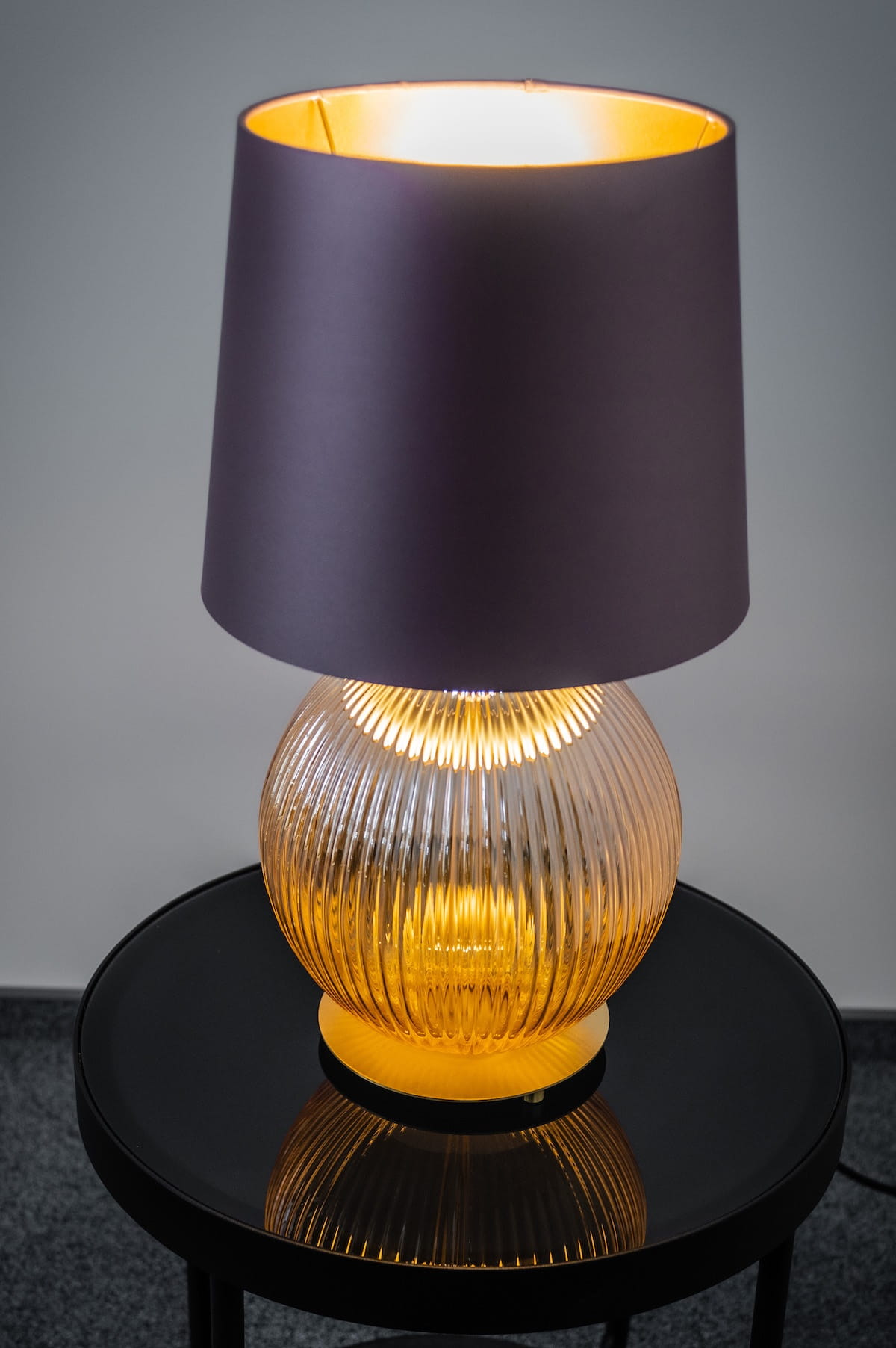 lampka nocna w stylu art deco Hamilton, szkło ryflowane miodowe. abażur fioletowo śliwkowy (2).jpg