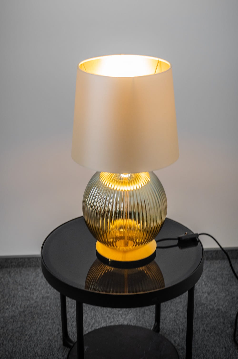 Lampa stołowa do salonu z abażurem, sypialni  Hamilton –  szkło ryflowane dymione, abażur beżowy środek złoty, oświetlenie stolika.jpg