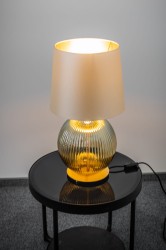 Lampa stołowa do salonu z abażurem, sypialni  Hamilton –  szkło ryflowane dymione, abażur beżowy środek złoty, oświetlenie stolika.jpg