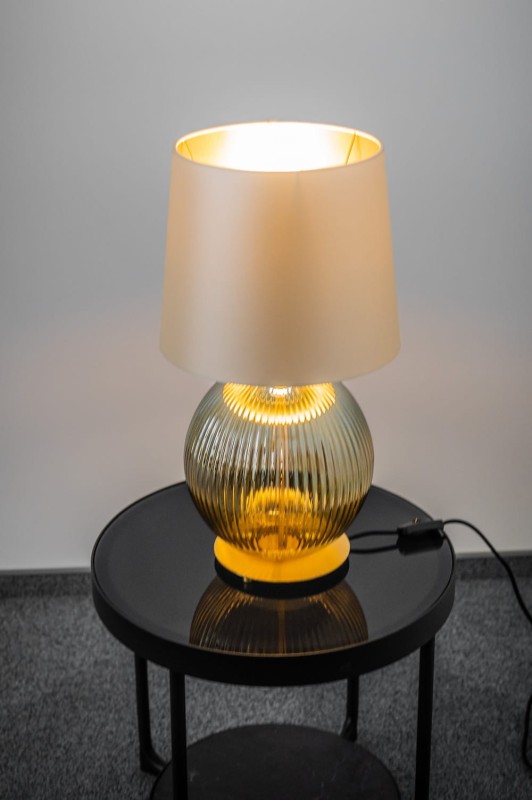 Lampa stołowa do salonu z abażurem, sypialni  Hamilton –  szkło ryflowane dymione, abażur beżowy środek złoty, oświetlenie stolika.jpg