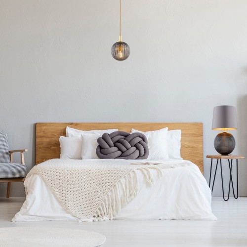 Lampa na stolik przy łóżku w sypialni  Hamilton –  szkło ryflowane grafitowe, abażur szary środek złoty aranżacja.jpg