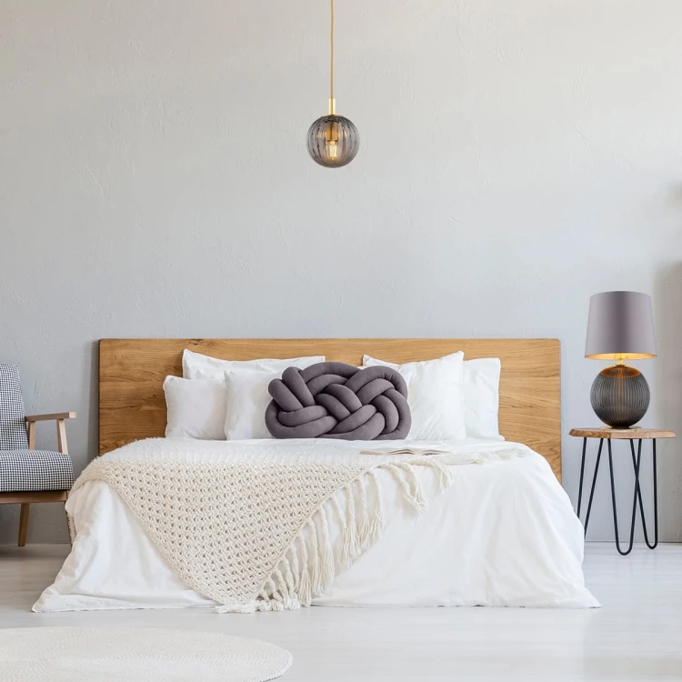 Lampa na stolik przy łóżku w sypialni  Hamilton –  szkło ryflowane grafitowe, abażur szary środek złoty aranżacja.jpg