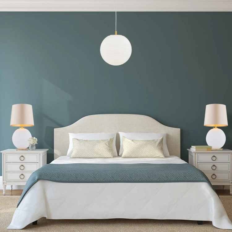 Lampa na stolik biała kula  Hamilton –  szkło ryflowane mleczne, abażur beżowy środek złoty aranżacja.jpg