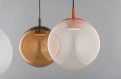 Szklana lampa wisząca Sacramento – różowa opalizowana  kula 30 cm z mocowaniem terakotowym, zestaw lamp.jpg