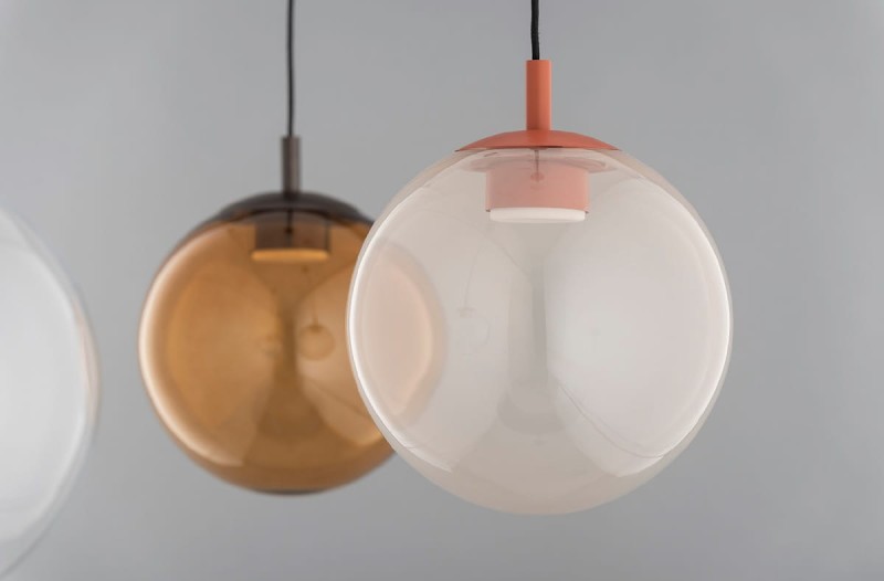 Szklana lampa wisząca Sacramento – różowa opalizowana  kula 30 cm z mocowaniem terakotowym, zestaw lamp.jpg