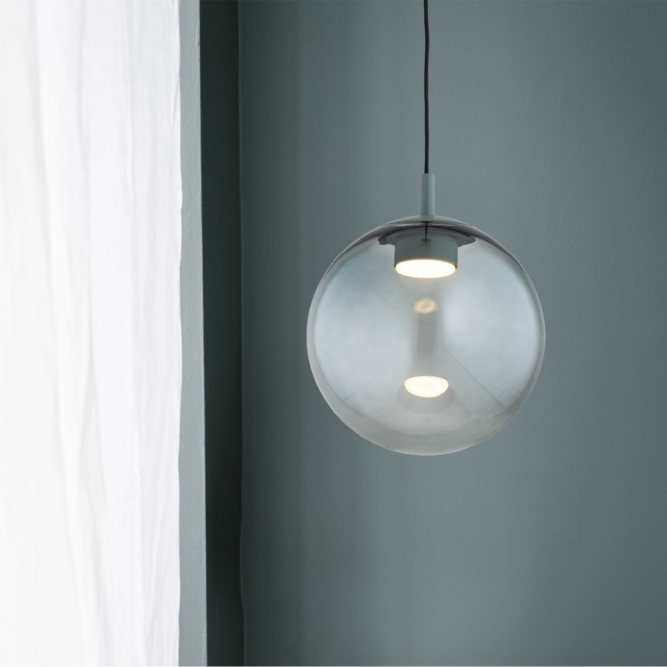 Designerska duża lampa wisząca szklana kula z ciemnym przydymionym szkłem i akcentami stalowymi w kolorze ciemnej zieleni Sacramento 30.jpg