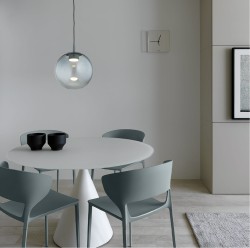 Designerska duża lampa wisząca szklana kula z ciemnym przydymionym szkłem i akcentami stalowymi w kolorze ciemnej zieleni Sacramento  aranżacja.jpg