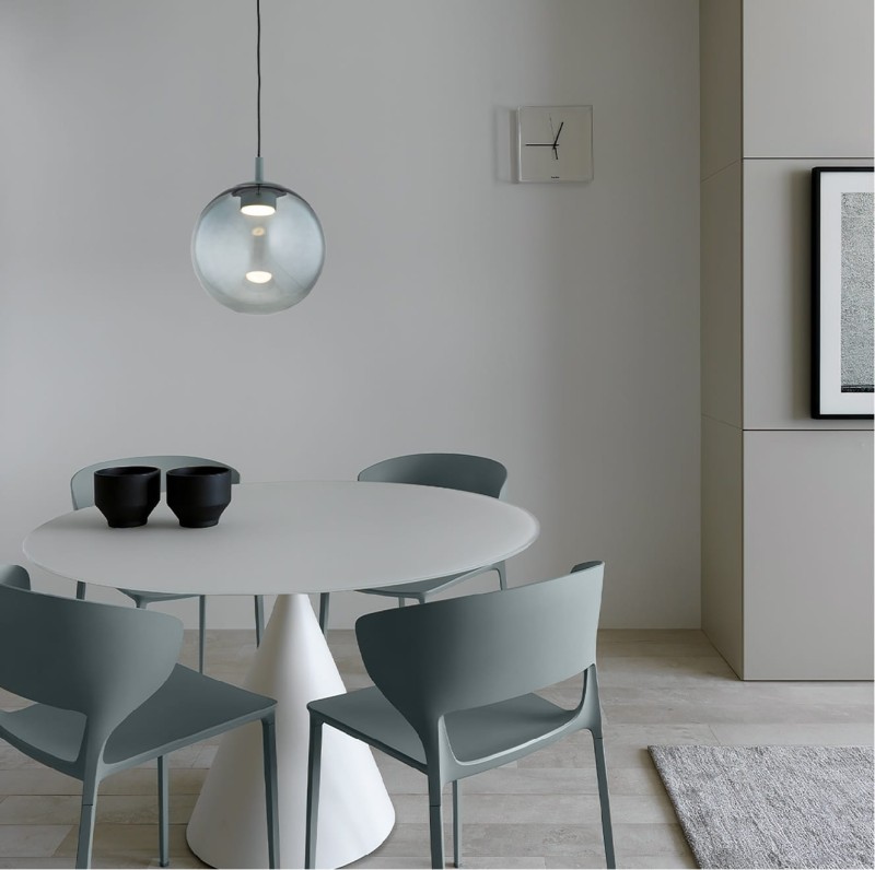 Designerska duża lampa wisząca szklana kula z ciemnym przydymionym szkłem i akcentami stalowymi w kolorze ciemnej zieleni Sacramento  aranżacja.jpg