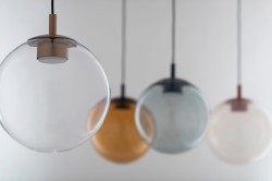 Szklana lampa wisząca Sacramento 8828 – transparentna kula ze złotym wykończeniem klosze.jpg