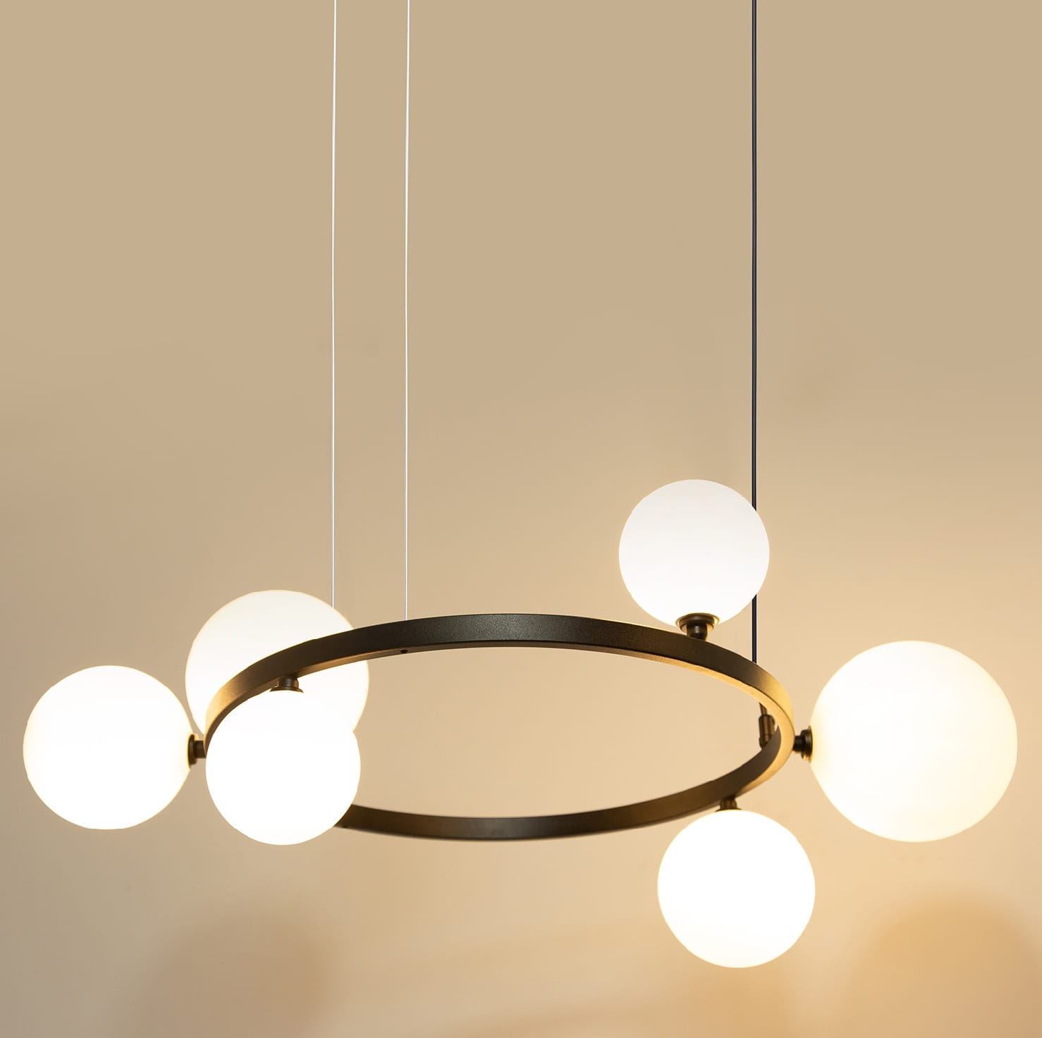Bolero 72 - lampa wisząca nad okrągły stolik, czarna obręcz, sześc mlecznych kloszy.jpg