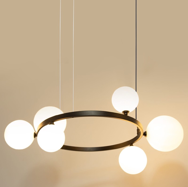 Bolero 72 - lampa wisząca nad okrągły stolik, czarna obręcz, sześc mlecznych kloszy.jpg