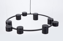 Kodo 9 –  czarna lampa wisząca z czarnymii reflektorami, nowoczesny żyrandol do kuchni, jadalni i pokoju o średnicy 72cm  klosze z góry.jpg