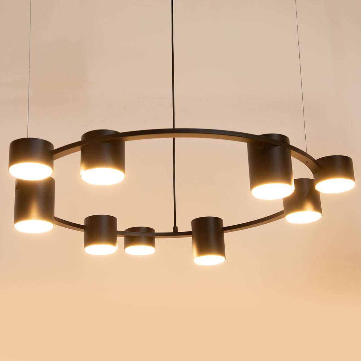 Kodo 9 –  czarna lampa wisząca z czarnymii reflektorami, nowoczesny żyrandol do kuchni, jadalni i pokoju o średnicy 72cm zapalone żarówki.jpg